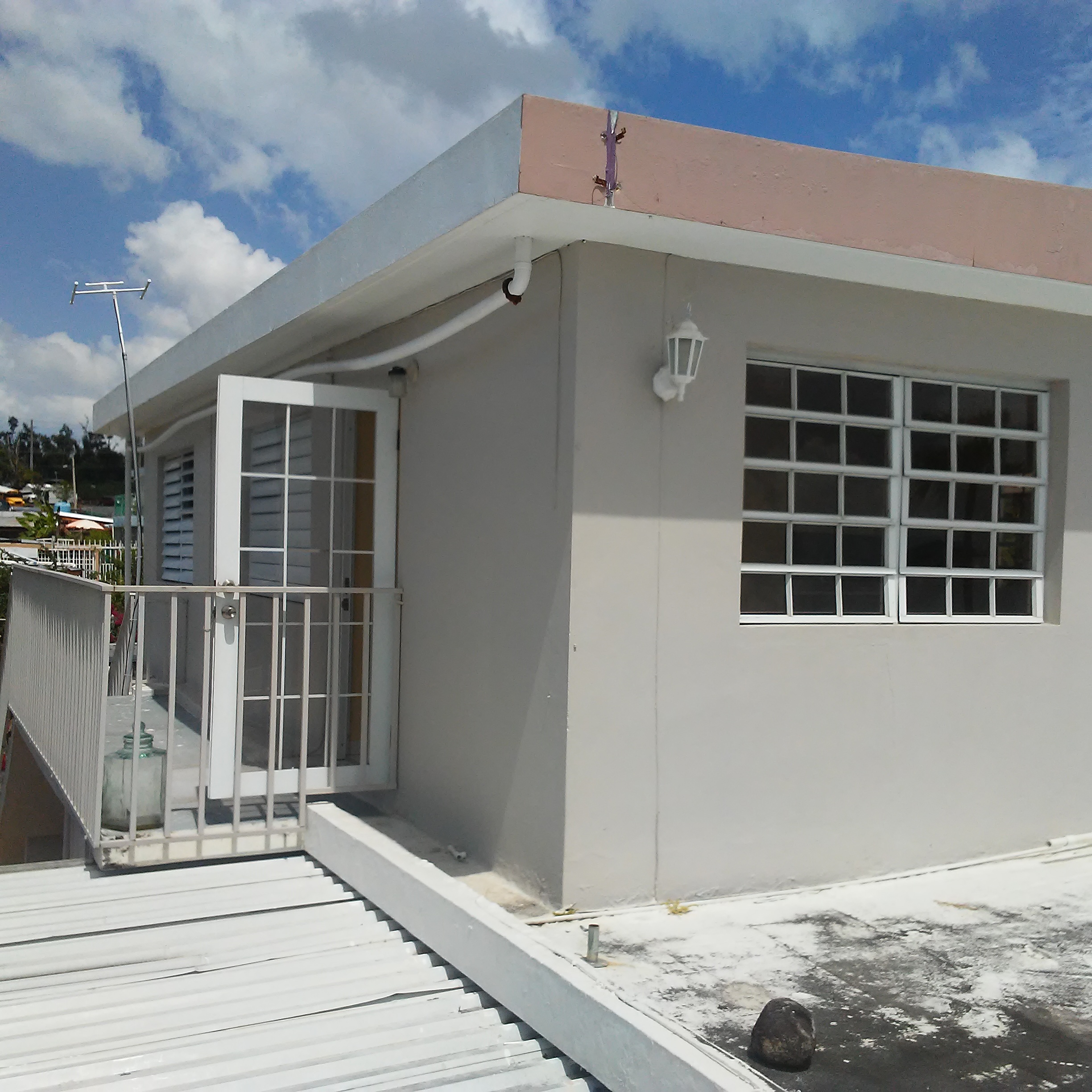 Se alquila casa segundo piso con agua y luz en Bayamon, Puerto Rico