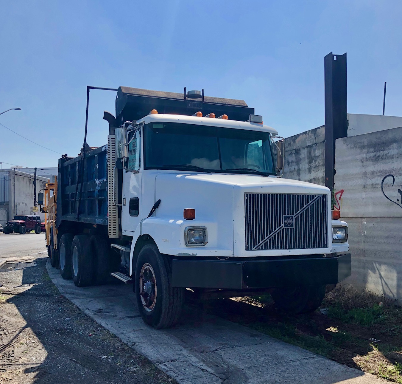 Camion Tumba Volvo en San Juan, Puerto Rico, Clasitronicos